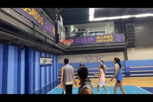 这也太美了吧！谷爱凌居然还会打篮球，和许诺同框显得小鸟依人~